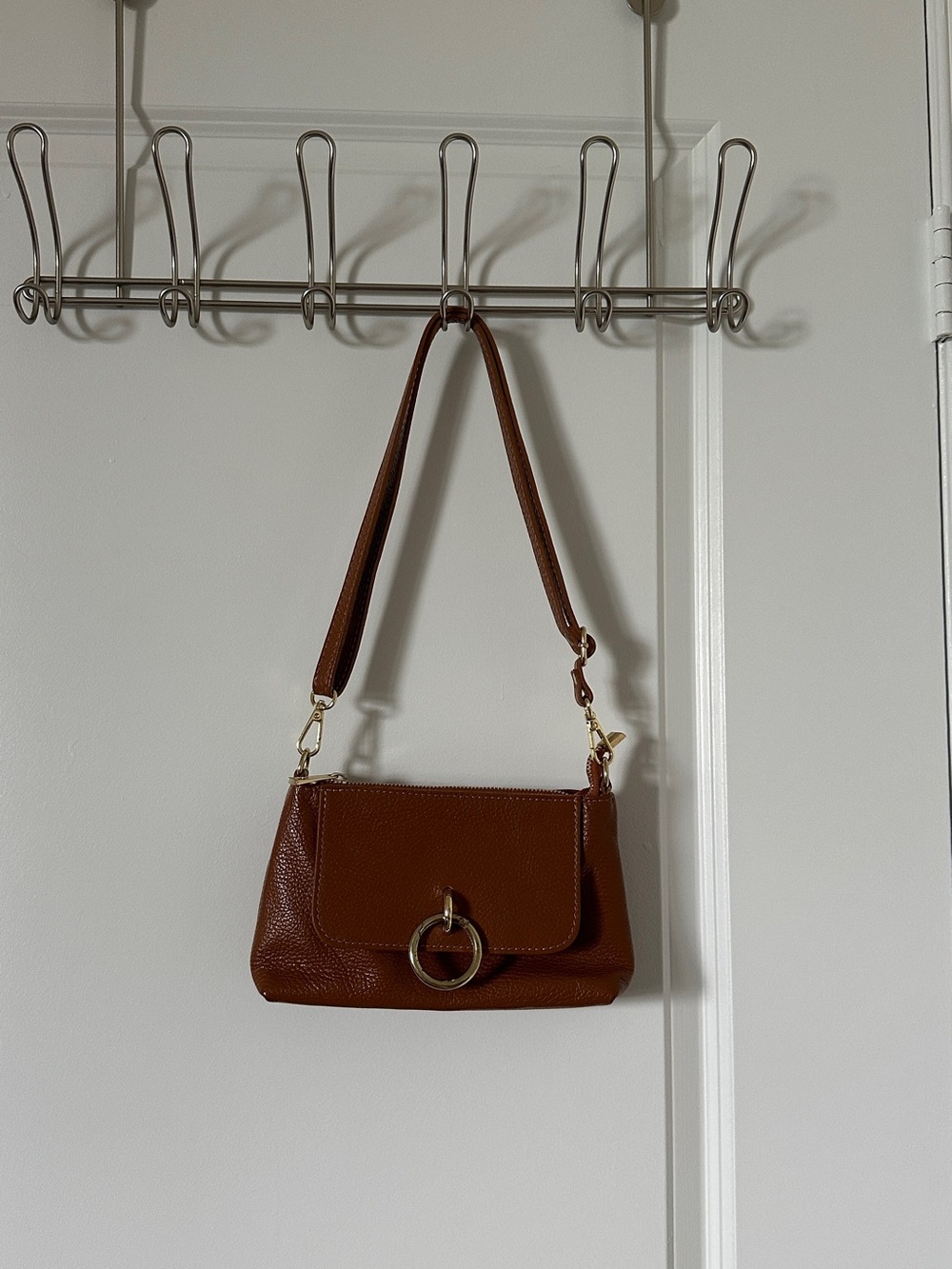 Vera Pelle Chestnut Brown Leather Shoulder Bag with Gold Ring